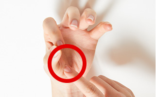 焼き加減は指で輪を作った時の、親指の付け根の硬さを目安にチェック