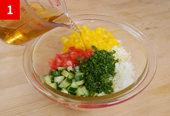  野菜をすべてみじん切りにし、「浅漬けの素」、オリーブ油を入れます。