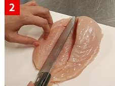 ②観音開きにします。まず、鶏むね肉の中央に、厚さの1／2まで切り込みを入れます。