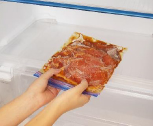 冷凍庫から冷蔵庫に移して、ゆっくり解凍しましょう。